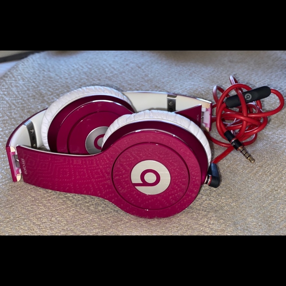Beats Headphones Solo HD in fuchsia pink